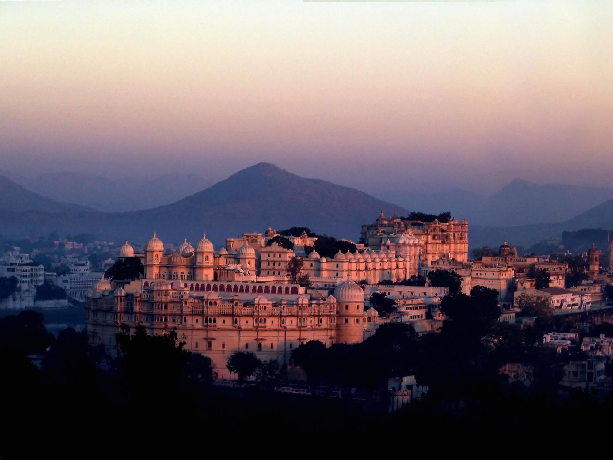 Shiv Niwas Palace By Hrh Group Of Hotels Udaipur Exteriör bild