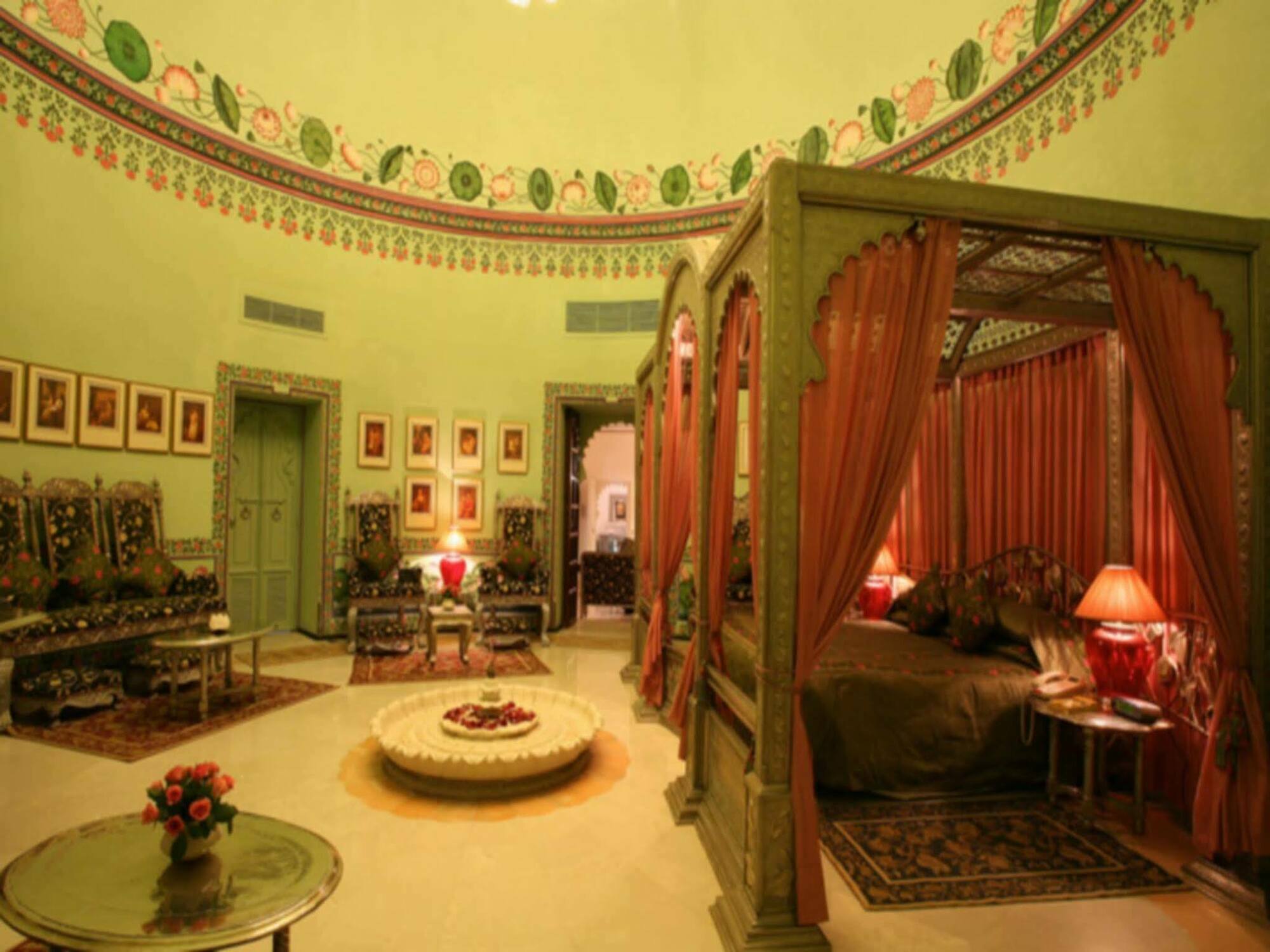 Shiv Niwas Palace By Hrh Group Of Hotels Udaipur Rum bild